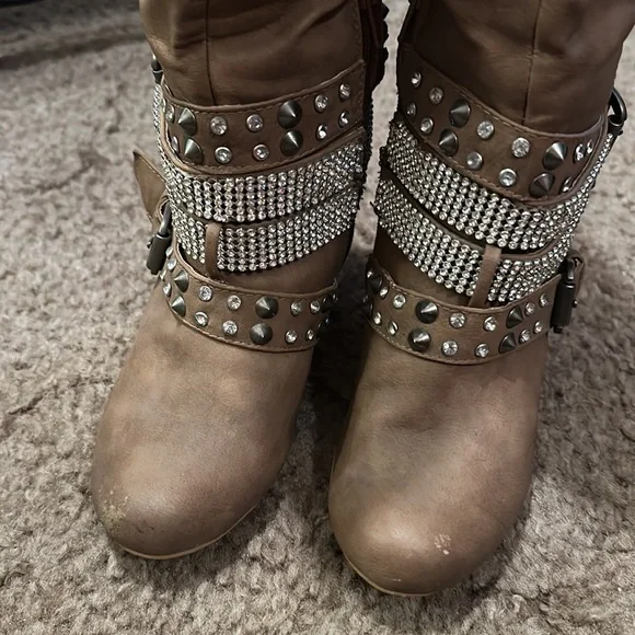 Boots - Picture 3 of 7